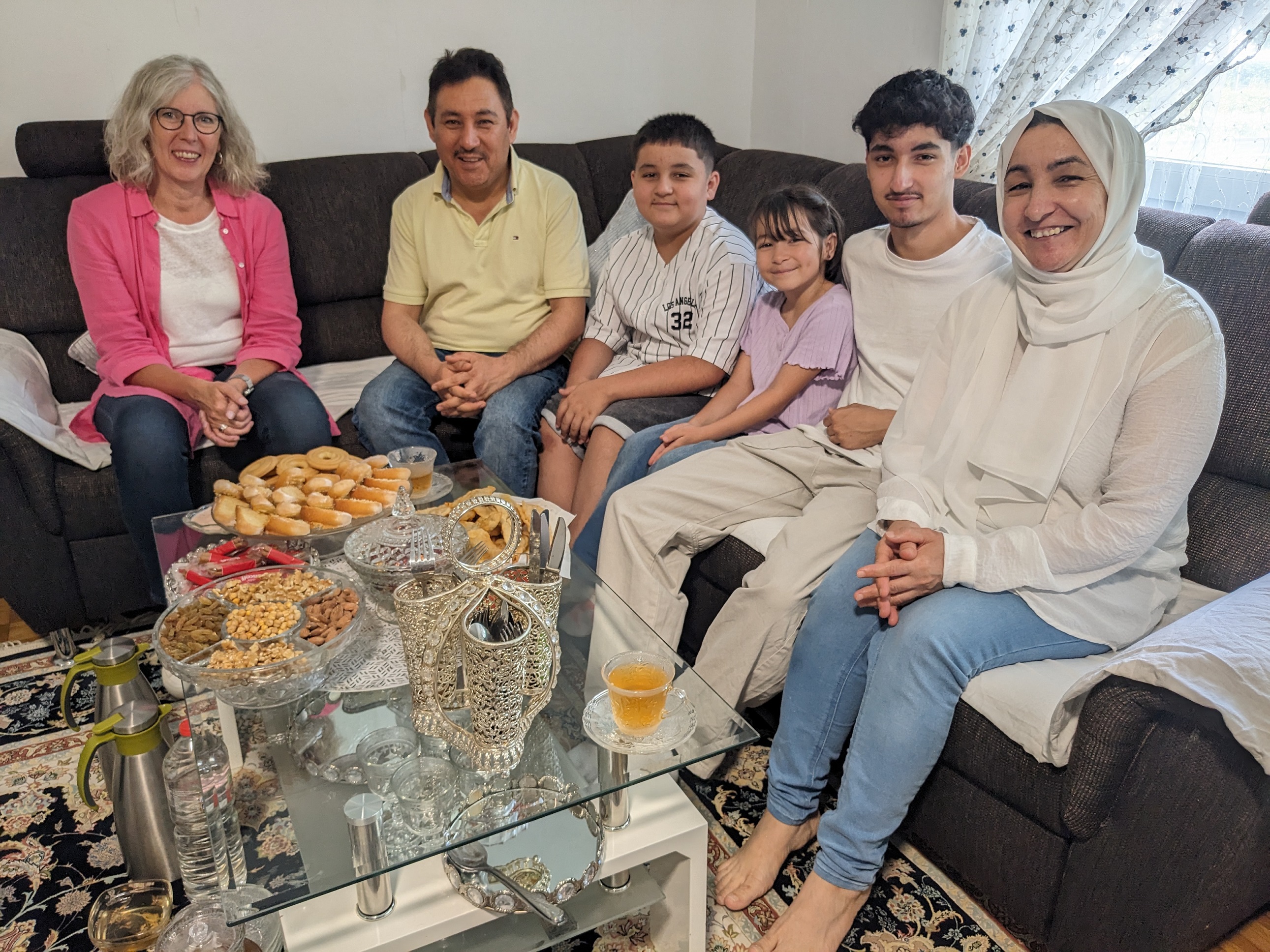 Die afghanische Familie Anwari/Habibi hat in Hoya eine neue Heimat gefunden. Kirchenkreissozialarbeiterin Claudia Amend unterstützt Fawad Habibi, Aliasghar, Asinat, Komail und Ruqia Anwari (von links). Auf dem Foto fehlen Faria (19), Sajad (16) und Fakhria (12). Foto: Mareike Hahn
